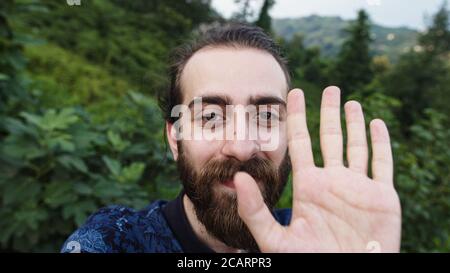 Uomo con videochiamata con telecamera in mani POV primo piano Foto Stock