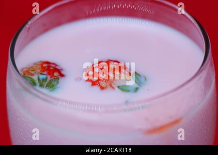 Colpo di closeup di frullato di fragola fresca Foto Stock