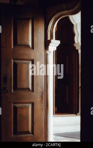 Antico castello in legno con arco in stile orientale e un altro porta lontano sullo sfondo Foto Stock