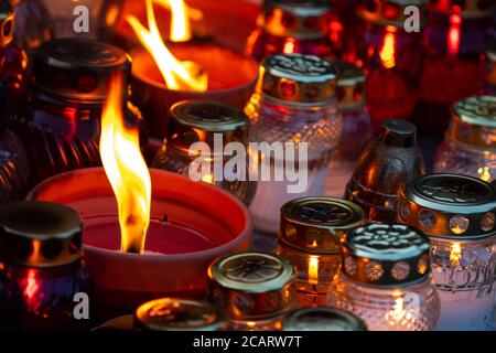 Molti tipi differenti di candele della tomba brucianti durante tutte le anime ' Giorno Foto Stock