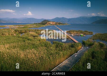 Ponte per l'isola Agios Achilios ai laghi di Prespa, Grecia Foto Stock