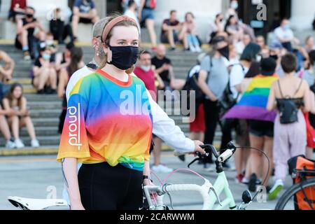 Varsavia, Polonia - Sabato 8 Agosto 2020 - i manifestanti e i sostenitori della LGBT partecipano sabato sera alla manifestazione del Palazzo della Cultura nel centro di Varsavia chiedendo pari diritti e la fine della discriminazione in Polonia. Il governo del partito PIS e il presidente Duda sono ostili alla comunità LGBT polacca. Photo Steven May / Alamy Live News Foto Stock