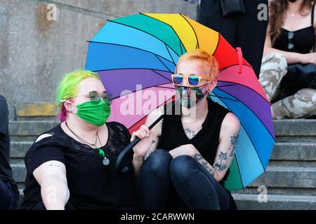 Varsavia, Polonia - Sabato 8 Agosto 2020 - i manifestanti e i sostenitori della LGBT partecipano sabato sera alla manifestazione del Palazzo della Cultura nel centro di Varsavia chiedendo pari diritti e la fine della discriminazione in Polonia. Il governo del partito PIS e il presidente Duda sono ostili alla comunità LGBT polacca. Photo Steven May / Alamy Live News Foto Stock