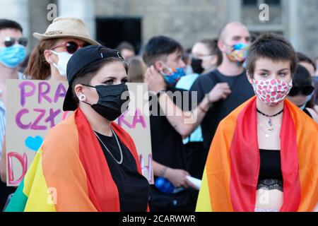 Varsavia, Polonia - Sabato 8 Agosto 2020 - i manifestanti e i sostenitori della LGBT partecipano sabato sera alla manifestazione del Palazzo della Cultura nel centro di Varsavia chiedendo pari diritti e la fine della discriminazione in Polonia. Il governo del partito PIS e il presidente Duda sono ostili alla comunità LGBT polacca. Photo Steven May / Alamy Live News Foto Stock