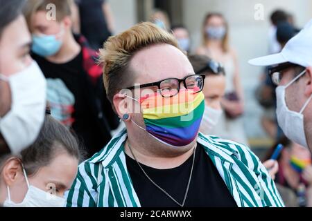 Varsavia, Polonia - Sabato 8 Agosto 2020 - i manifestanti e i sostenitori della LGBT si sono dimostrati al Palazzo della Cultura nel centro di Varsavia sabato sera chiedendo pari diritti e la fine della discriminazione in Polonia. Il governo del partito PIS e il presidente Duda sono ostili alla comunità LGBT polacca. Photo Steven May / Alamy Live News Foto Stock