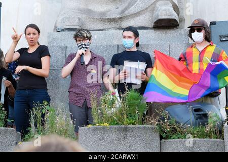 Varsavia, Polonia - Sabato 8 Agosto 2020 - attivisti e sostenitori LGBT parlano sabato sera alla manifestazione del Palazzo della Cultura nel centro di Varsavia chiedendo pari diritti e la fine della discriminazione in Polonia. Il governo del partito PIS e il presidente Duda sono ostili alla comunità LGBT polacca. Photo Steven May / Alamy Live News Foto Stock