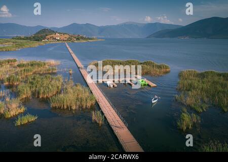 Ponte per l'isola Agios Achilios ai laghi di Prespa, Grecia Foto Stock