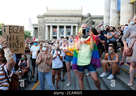 Varsavia, Polonia - Sabato 8 Agosto 2020 - UNA grande folla di manifestanti e sostenitori LGBT partecipa sabato sera a una manifestazione al Palazzo della Cultura nel centro di Varsavia che chiede pari diritti e la fine della discriminazione in Polonia. Il governo del partito PIS e il presidente Duda sono ostili alla comunità LGBT polacca. Photo Steven May / Alamy Live News Foto Stock