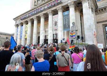 Varsavia, Polonia - Sabato 8 Agosto 2020 - UNA grande folla di manifestanti e sostenitori LGBT partecipa sabato sera a una manifestazione al Palazzo della Cultura nel centro di Varsavia che chiede pari diritti e la fine della discriminazione in Polonia. Il governo del partito PIS e il presidente Duda sono ostili alla comunità LGBT polacca. Photo Steven May / Alamy Live News Foto Stock