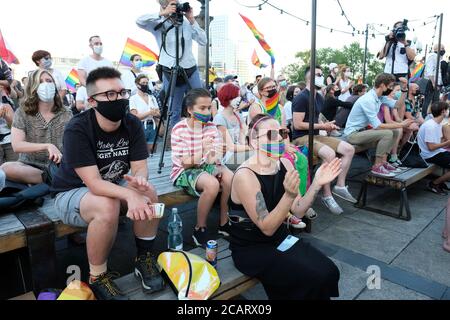 Varsavia, Polonia - Sabato 8 Agosto 2020 - UNA grande folla di manifestanti e sostenitori LGBT partecipa sabato sera a una manifestazione al Palazzo della Cultura nel centro di Varsavia che chiede pari diritti e la fine della discriminazione in Polonia. Il governo del partito PIS e il presidente Duda sono ostili alla comunità LGBT polacca. Photo Steven May / Alamy Live News Foto Stock