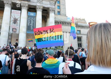 Varsavia, Polonia - Sabato 8 Agosto 2020 - UNA grande folla di manifestanti e sostenitori LGBT partecipa sabato sera a una manifestazione al Palazzo della Cultura nel centro di Varsavia che chiede pari diritti e la fine della discriminazione in Polonia. Il governo del partito PIS e il presidente Duda sono ostili alla comunità LGBT polacca. Photo Steven May / Alamy Live News Foto Stock