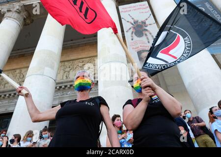 Varsavia, Polonia - Sabato 8 Agosto 2020 - UNA grande folla di manifestanti e sostenitori LGBT partecipa sabato sera a una manifestazione al Palazzo della Cultura nel centro di Varsavia che chiede pari diritti e la fine della discriminazione in Polonia. Il governo del partito PIS e il presidente Duda sono ostili alla comunità LGBT polacca. Photo Steven May / Alamy Live News Foto Stock