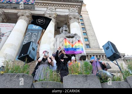 Varsavia, Polonia - Sabato 8 Agosto 2020 - UNA grande folla di manifestanti e sostenitori LGBT partecipa sabato sera a una manifestazione al Palazzo della Cultura nel centro di Varsavia che chiede pari diritti e la fine della discriminazione in Polonia. Il governo del partito PIS e il presidente Duda sono ostili alla comunità LGBT polacca. Photo Steven May / Alamy Live News Foto Stock