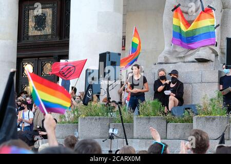 Varsavia, Polonia - Sabato 8 Agosto 2020 - UNA grande folla di manifestanti e sostenitori LGBT partecipa sabato sera a una manifestazione al Palazzo della Cultura nel centro di Varsavia che chiede pari diritti e la fine della discriminazione in Polonia. Il governo del partito PIS e il presidente Duda sono ostili alla comunità LGBT polacca. Photo Steven May / Alamy Live News Foto Stock