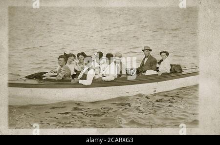 Immagine antica di una gita in famiglia in una classica barca di legno Foto Stock