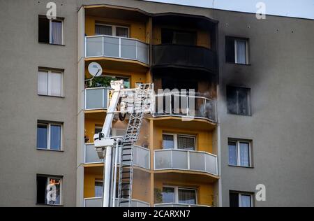 Bohumin, Repubblica Ceca. 8 agosto 2020. Undici persone sono morte in un incendio in una casa prefab a Bohumin, Repubblica Ceca, l'8 agosto 2020. Tutte le 11 vittime della casa di Bohumin vivevano in appartamento all'11° piano dove scoppiò il fuoco. Sei morirono all'interno, cinque dopo aver saltato fuori dalle finestre. Tutto indica che il fuoco fatale di Bohumin è stato un attacco di arson. Tra le vittime vi sono tre bambini. Credit: Vladimir Prycek/CTK Photo/Alamy Live News Foto Stock