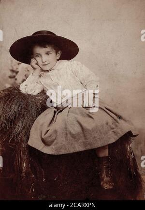 Il ragazzo indossa una gonna. Moda del giorno. Scheda cabinet, Texarkana, ARCA. Circa 1890 Foto Stock