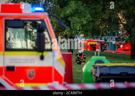 Bohumin, Repubblica Ceca. 8 agosto 2020. Undici persone sono morte in un incendio in una casa prefab a Bohumin, Repubblica Ceca, l'8 agosto 2020. Tutte le 11 vittime della casa di Bohumin vivevano in appartamento all'11° piano dove scoppiò il fuoco. Sei morirono all'interno, cinque dopo aver saltato fuori dalle finestre. Tutto indica che il fuoco fatale di Bohumin è stato un attacco di arson. Tra le vittime vi sono tre bambini. Credit: Vladimir Prycek/CTK Photo/Alamy Live News Foto Stock