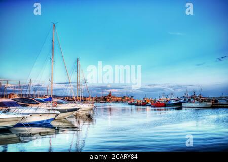 Barche nel porto di Alghero con effetto di mappatura a toni hdr Foto Stock