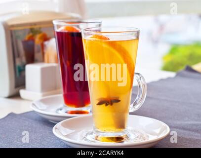 VIN brulé in bicchieri alti in un caffè. Bevanda calda con frutta e spezie. Foto Stock