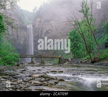 Cascate di Taughannock Falls nel Taughannock Falls state Park a Trumansburg Nella regione dei Finger Lakes dello stato centrale di New York Negli Stati Uniti Foto Stock