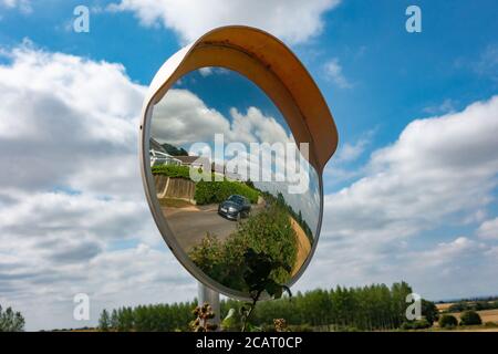 Specchio circolare convesso del vialetto. Contribuisce a migliorare la visibilità intorno ai punti ciechi e agli angoli Foto Stock