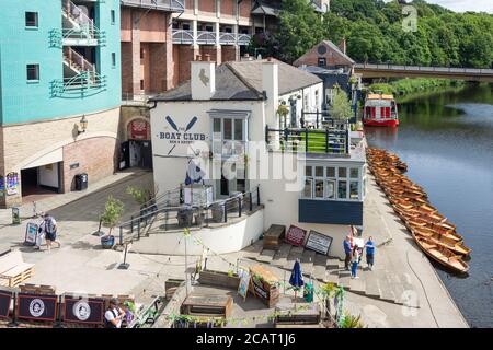 The Boat Club e River Wear da Elvet Bridge, Durham, County Durham, Inghilterra, Regno Unito Foto Stock