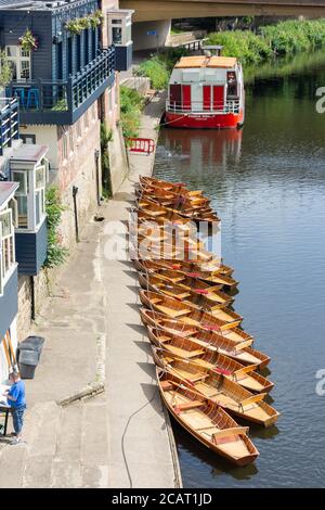 Noleggio Barche sul River Wear da Elvet Bridge, Durham, County Durham, Inghilterra, Regno Unito Foto Stock