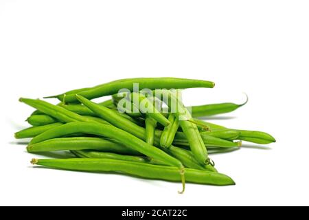 Fagioli verdi, Phaseolus vulgaris, su sfondo bianco Foto Stock