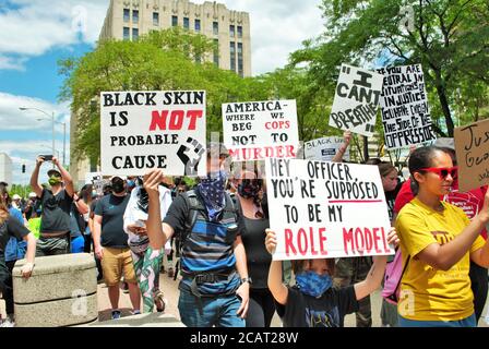 Dayton, Ohio, Stati Uniti 05/30/2020 manifestanti a una vita nera materia rally marciando lungo la strada tenendo segni e indossare maschere Foto Stock