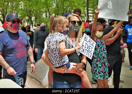 Dayton, Ohio, Stati Uniti 05/30/2020 manifestanti a una vita nera materia rally marciando lungo la strada tenendo segni e indossare maschere Foto Stock