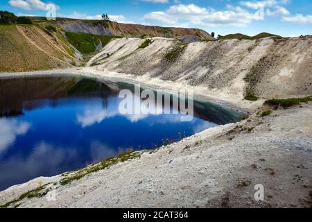 La Laguna Blu, vecchi lavori di cava, vicino a Harpur Hill, Buxton, Derbyshire, con la sua pericolosa acqua alcalina Foto Stock