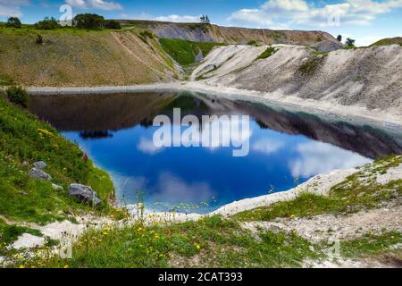 La Laguna Blu, vecchi lavori di cava, vicino a Harpur Hill, Buxton, Derbyshire, con la sua pericolosa acqua alcalina Foto Stock