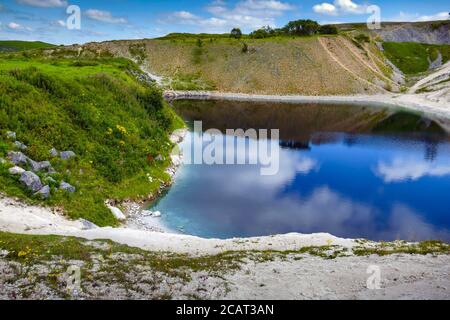 La Laguna Blu, vecchi lavori di cava, vicino a Harpur Hill, Buxton, Derbyshire, con la sua pericolosa acqua alcalina Foto Stock