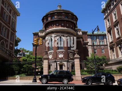 L'ingresso di Amsterdam Avenue alla Cappella di San Paolo della Columbia University, costruita nel 1907 e progettata dall'architetto I. N. Phelps Stokes Foto Stock