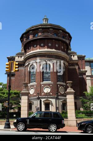 L'ingresso di Amsterdam Avenue alla Cappella di San Paolo della Columbia University, costruita nel 1907 e progettata dall'architetto I. N. Phelps Stokes Foto Stock