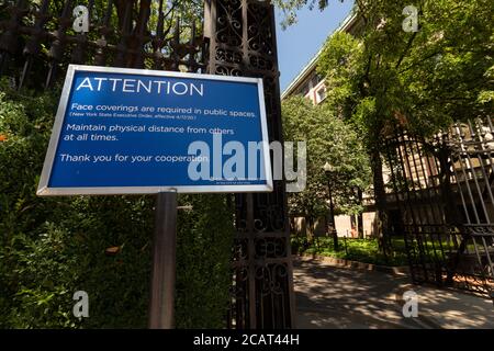 Cartello presso il campus della Columbia University che indica che la copertura è di fronte e le distanze sociali sono richieste a causa del coronavirus o. covid-19 pandemia Foto Stock