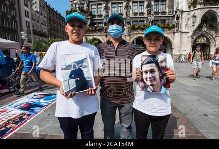 Monaco, Baviera, Germania. 8 agosto 2020. Portando l'attenzione sul deterioramento della situazione nella provincia cinese di Xinjiang, gli uiguri tedeschi hanno dimostrato alla Marienplatz di Monaco. Potenzialmente 11 milioni di Uyghur vivono sotto oppressione in Cina, con 150 delle maggiori preoccupazioni in Europa hanno interessi economici nella regione e Uyghurs nella loro catena di fornitura, come Nike, Volkswagen, Apple, BMW, Samsung, Huawei, Sony e altri. Ci sono circa 800 uiguri nella comunità esile di Monaco. Credit: Sachelle Babbar/ZUMA Wire/Alamy Live News Foto Stock