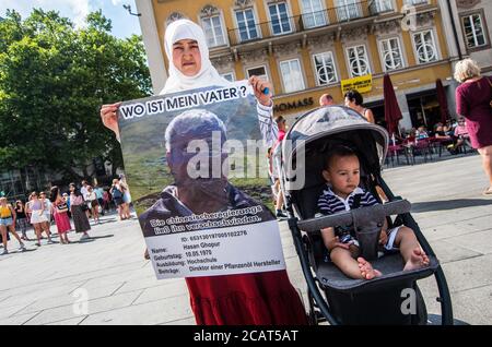 Monaco, Baviera, Germania. 8 agosto 2020. Portando l'attenzione sul deterioramento della situazione nella provincia cinese di Xinjiang, gli uiguri tedeschi hanno dimostrato alla Marienplatz di Monaco. Potenzialmente 11 milioni di Uyghur vivono sotto oppressione in Cina, con 150 delle maggiori preoccupazioni in Europa hanno interessi economici nella regione e Uyghurs nella loro catena di fornitura, come Nike, Volkswagen, Apple, BMW, Samsung, Huawei, Sony e altri. Ci sono circa 800 uiguri nella comunità esile di Monaco. Credit: Sachelle Babbar/ZUMA Wire/Alamy Live News Foto Stock