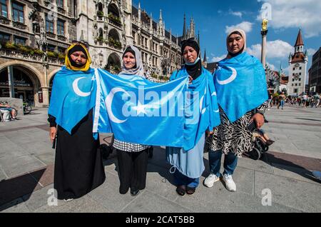 Monaco, Baviera, Germania. 8 agosto 2020. Portando l'attenzione sul deterioramento della situazione nella provincia cinese di Xinjiang, gli uiguri tedeschi hanno dimostrato alla Marienplatz di Monaco. Potenzialmente 11 milioni di Uyghur vivono sotto oppressione in Cina, con 150 delle maggiori preoccupazioni in Europa hanno interessi economici nella regione e Uyghurs nella loro catena di fornitura, come Nike, Volkswagen, Apple, BMW, Samsung, Huawei, Sony e altri. Ci sono circa 800 uiguri nella comunità esile di Monaco. Credit: Sachelle Babbar/ZUMA Wire/Alamy Live News Foto Stock