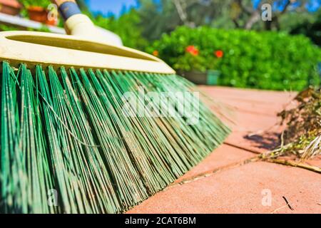 primo piano di scopa verde sul pavimento Foto Stock