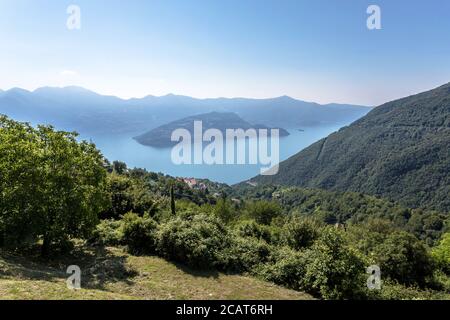 Veduta aerea del Monte Isola sul lago d'Iseo. Incredibile paesaggio italiano. Parzanica (BG), ITALIA - 9 luglio 2020. Foto Stock