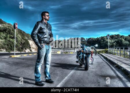 motociclista in piedi accanto a una moto classica in tono hdr effetto di mappatura Foto Stock