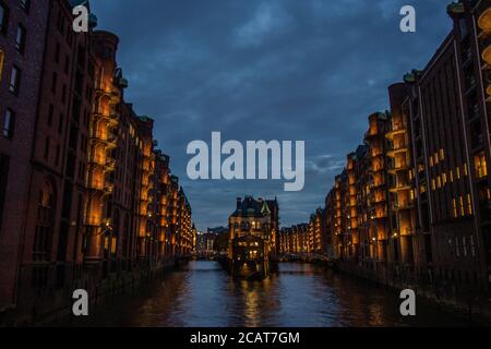 Il Warehouse District (Speicherstadt) di Amburgo, Germania. Vista di Wandrahmsfleet. Il più grande distretto di magazzino del mondo si trova nel porto Foto Stock