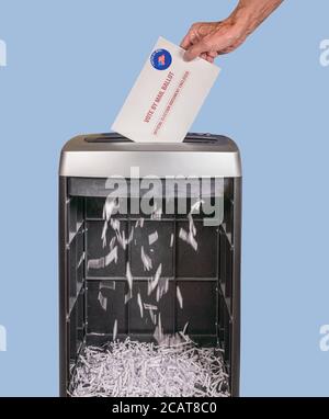 Voto per posta o voto degli assenti che vengono distrutti in carica redder della carta come illustrazione di frode di voto o di perdita dei voti Alle elezioni presidenziali Foto Stock