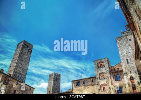 San Gimignano torreggia sotto un cielo limpido, Italia Foto Stock