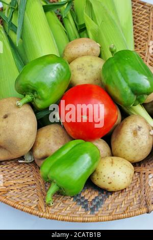 Cestino pieno di verdure fresche e crude Foto Stock