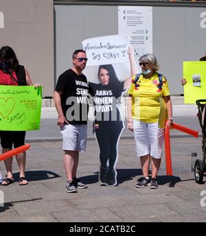 La protesta di Ottawa esigendo il governo dà la priorità alla sponsorizzazione della famiglia, poiché la coppia binazionale si trova separata durante la Pandemic Foto Stock