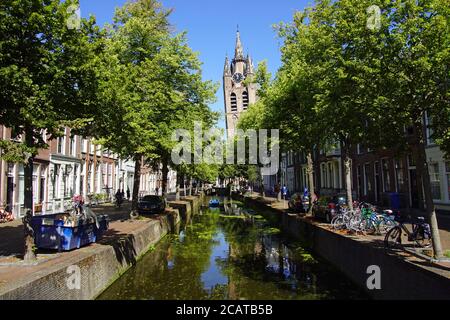 Il canale Oude Delft e la torre pendente di Protestante Gotico Oude Kerk nel pittoresco cit storico olandese Foto Stock