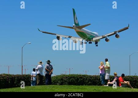 Un Eva Air Cargo 747-400 che atterra all'aeroporto LAX Rwy 24R, Los Angeles CA Foto Stock